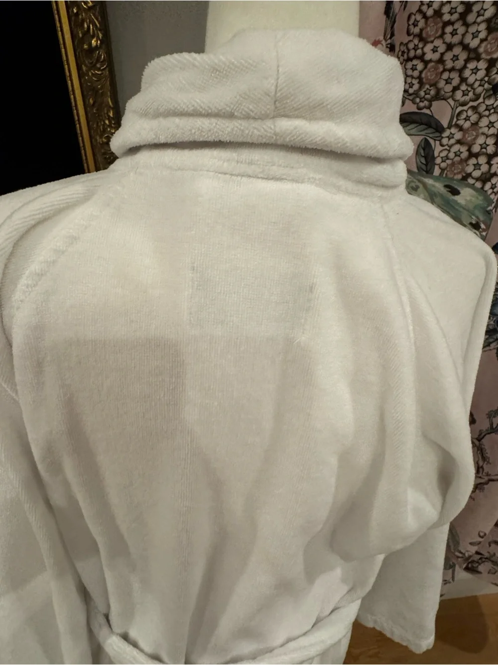 Frette White French Terri Plush Shawl-Collar Bath Robe with Belt never worn